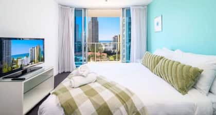 Serenity In Surfers - Ocean Views, WiFi & Parking