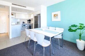 Dining - Serenity In Surfers - Ocean Views, WiFi & Parking (Surfers Paradise)