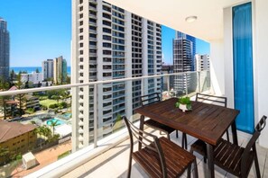 Outdoor dining - Serenity In Surfers - Ocean Views, WiFi & Parking (Surfers Paradise)