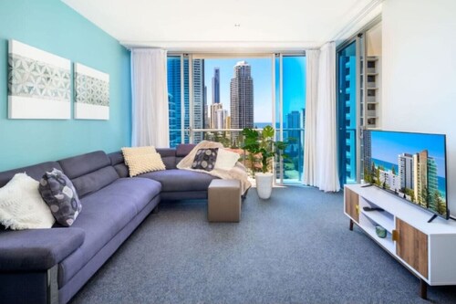 Serenity In Surfers - Ocean Views, WiFi & Parking