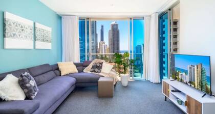 Serenity In Surfers - Ocean Views, WiFi & Parking