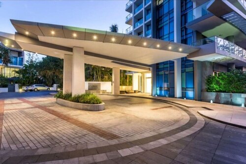 Serenity In Surfers - Ocean Views, WiFi & Parking