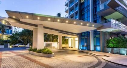 Serenity In Surfers - Ocean Views, WiFi & Parking