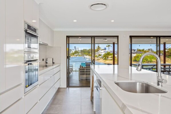 Køleskab, mikrobølgeovn, ovn, kogeplade