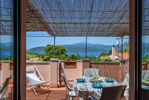 Villa del sole 2 overlooks the Stella Gulf with breathtaking sunsets.