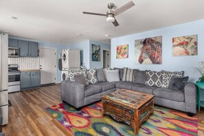 Smart TV - CH714 ~ New Listing ~ Clean, No Frills, Efficiency ~ Comfortable and Near Downtown ~ Free Parking (Nashville)