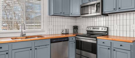 Een koelkast, een microgolfoven, een vaatwasser