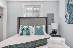 3 bedrooms, iron/ironing board, WiFi - CH714 ~ New Listing ~ Clean, No Frills, Efficiency ~ Comfortable and Near Downtown ~ Free Parking (Nashville)