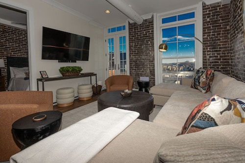 Stylish Loft on Gay Street~ Free Parking+Walkable