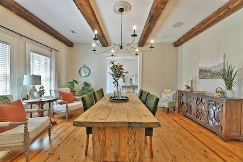 Charming Wine Country Carriage House – 2BR/2BA near Jacksonville Peaceful retreat in the heart of Southern Oregon wine country. Private, comfy, and perfect for couples or friends. Close to wineries, trails & historic Jacksonville.