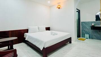 Doppia Standard, vista giardino | Una cassaforte in camera, tende oscuranti, ferro/asse da stiro