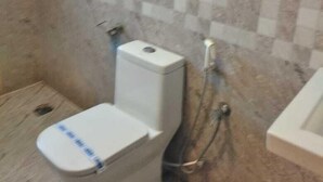 Zuhanyzó, törölközők, szappan és sampon
