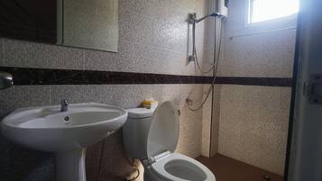 Dusche, Bidet, Handtücher, Seife