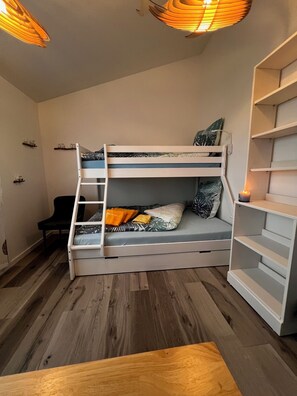 2 bedrooms, WiFi, bed sheets
