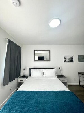 Desk, iron/ironing board, WiFi - 600 apt 3 · Modern Studio W/ Parking 10 min to FLL & Beach (Hollywood)