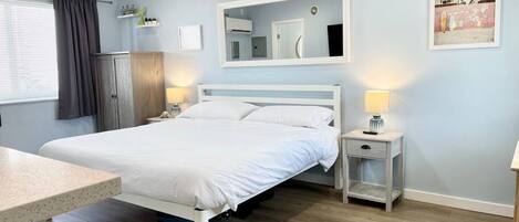 1 habitación, escritorio, tabla de planchar con plancha y wifi