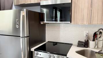 Jääkaappi, keittoastiat/astiat/ruokailuvälineet