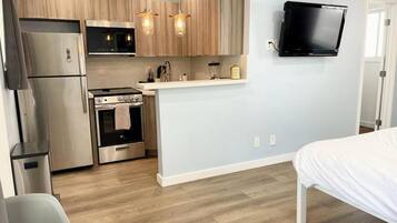 Jääkaappi, keittoastiat/astiat/ruokailuvälineet