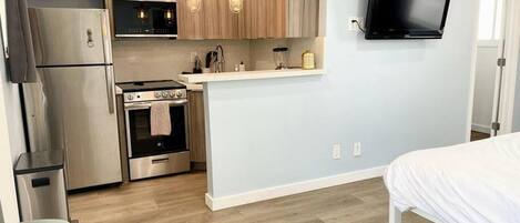 Réfrigérateur, batterie de cuisine, vaisselle et ustensiles