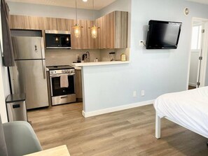 Réfrigérateur, batterie de cuisine, vaisselle et ustensiles