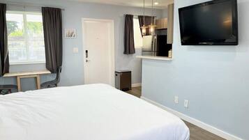 1 makuuhuone, työpöytä, silitysrauta/-lauta, Wi-Fi