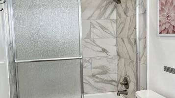 Secador de pelo, papel higiénico