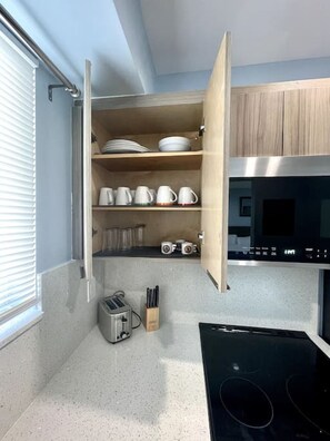 Fridge, cookware/dishes/utensils