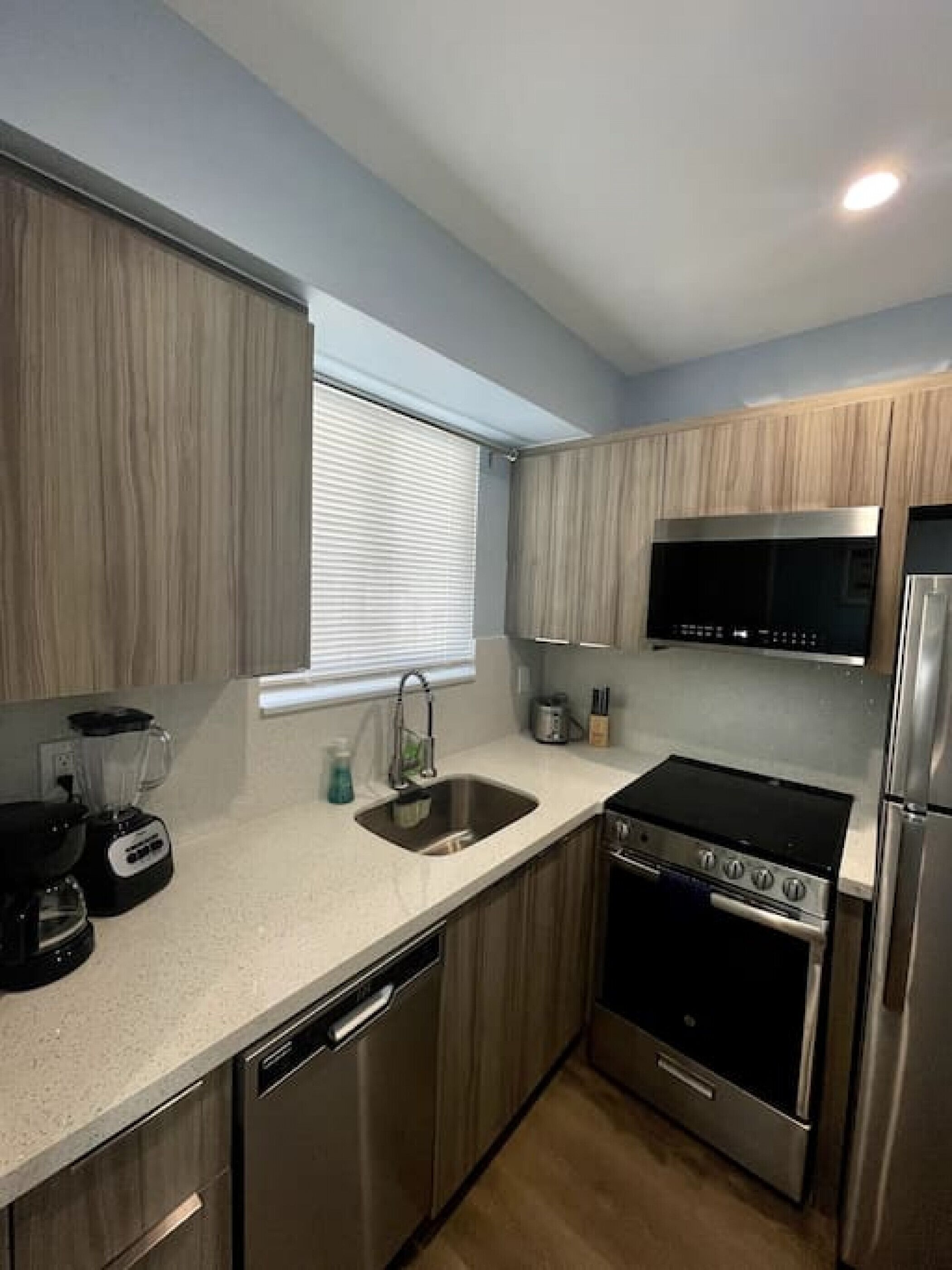 Réfrigérateur, batterie de cuisine, vaisselle et ustensiles