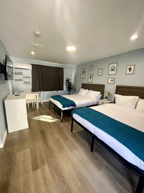 Een bureau, een strijkplank/strijkijzer, wifi