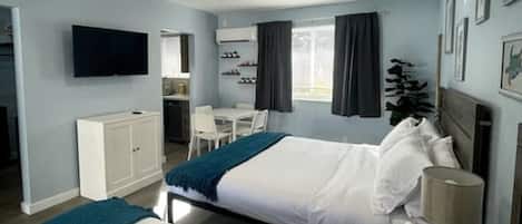 Escritorio, tabla de planchar con plancha y wifi