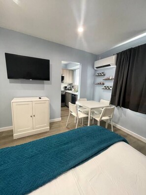 Schreibtisch, Bügeleisen/Bügelbrett, WLAN