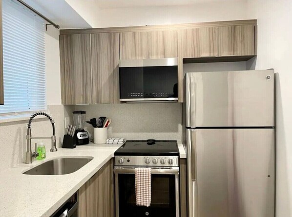 Réfrigérateur, cafetière/bouilloire