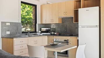 冰箱、微波炉、烤箱、炉灶