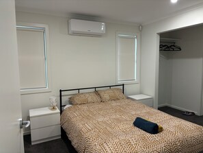 4 bedrooms, desk, iron/ironing board, free WiFi - Light and Easy Space (Munno Para Downs)