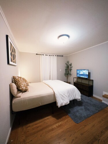 1bedroom
Guest suite with separate entrance and exit , full kitchen