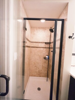 Dusche, Handtücher, Seife, Toilettenpapier