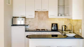 Réfrigérateur, micro-ondes, plaque de cuisson, cafetiÚre/bouilloire