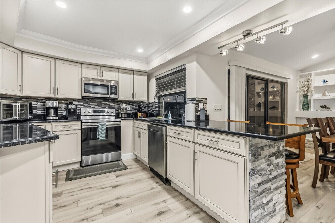 Fridge, microwave, stovetop, dishwasher