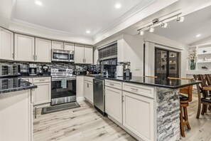 Frigorífico, microondas, placa de cocina y lavavajillas