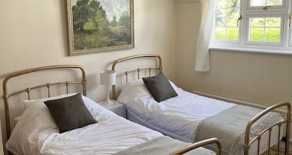 Home from home - classic country cottage with all amenities in peaceful village