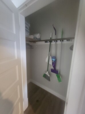 Secador de pelo, toallas, jabón, papel higiénico