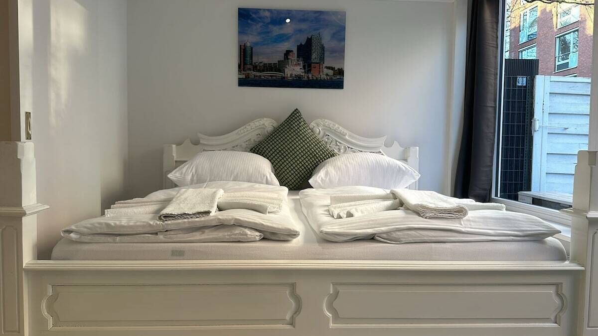 4 bedrooms, iron/ironing board, WiFi, bed sheets