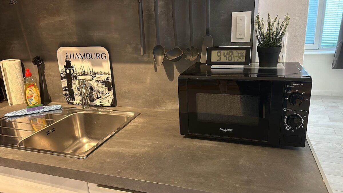 Coffee/tea maker, fridge, oven, stovetop