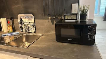 Coffee/tea maker, fridge, oven, stovetop