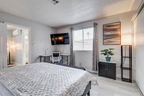 1 bedroom, desk, iron/ironing board, WiFi - 4 miles away to Strip Cozy Private guest house Private Big Yard with Wi-Fi, AC   (Las Vegas)