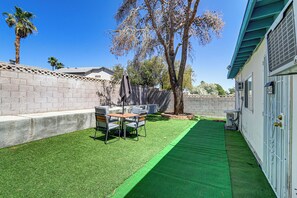 Outdoor dining - 4 miles away to Strip Cozy Private guest house Private Big Yard with Wi-Fi, AC   (Las Vegas)