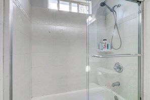 Secador de cabelo, toalhas de banho, sabonete, papel higiênico