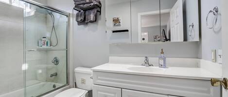 Sèche-cheveux, serviettes fournies, savon, papier toilette