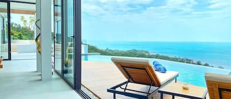 Four-Bedroom Anzhu Luxury Pool Villa | テラス / パティオ