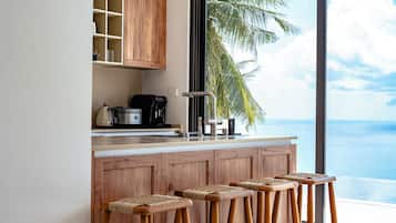 Luxe villa | Privékeuken | Een espressoapparaat, een waterkoker, een broodrooster